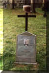 Nowy pomnik wystawiony przez rodzin czeskiego onierza. Jesie 2001r.